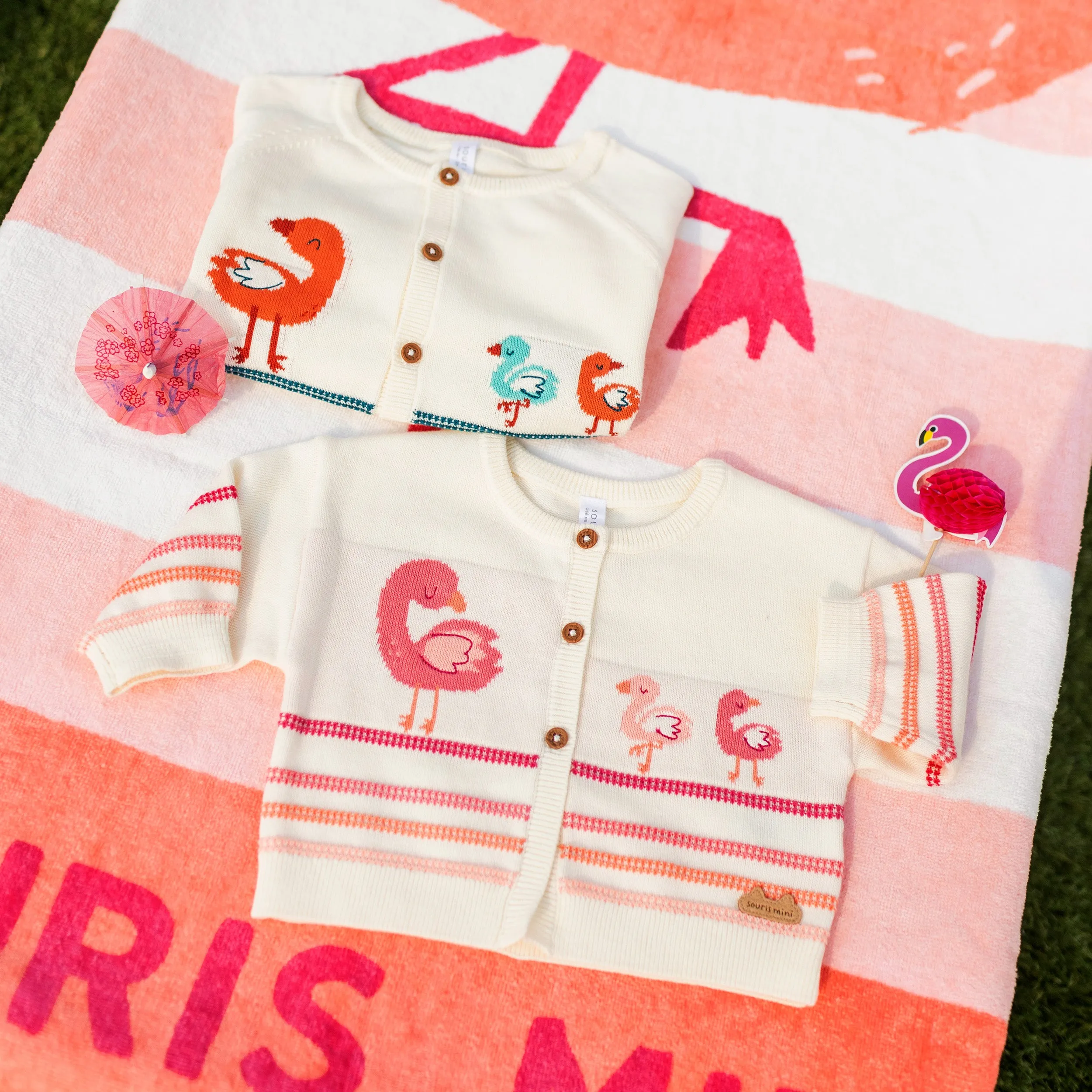 Cardigan crème en tricot avec flamants et rayures, naissance || Cream knit cardigan with flamingos and stripes, newborn